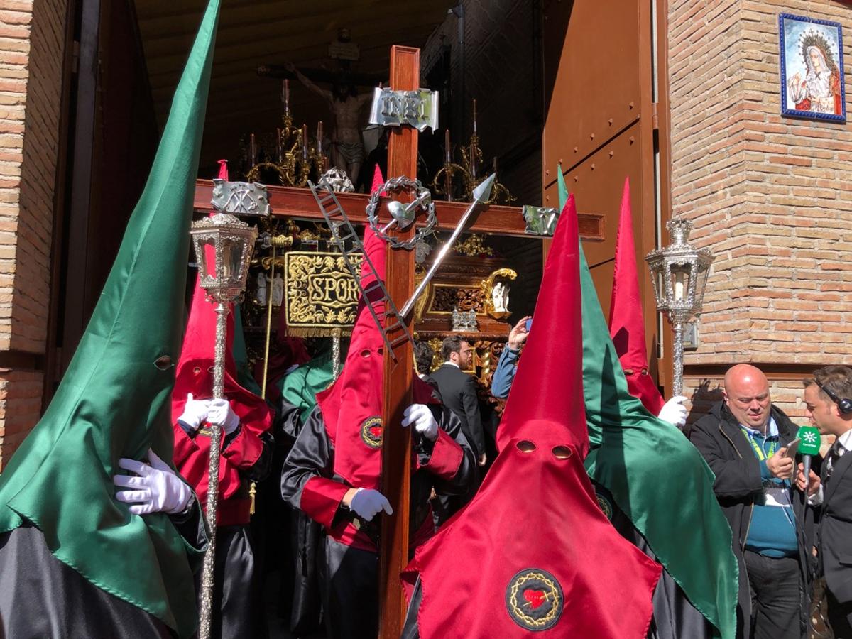 Desde la salida en San Juan de Letrán, la primera cofradía de la tarde del Viernes Santo ha hecho su desfile acompañada por los militares