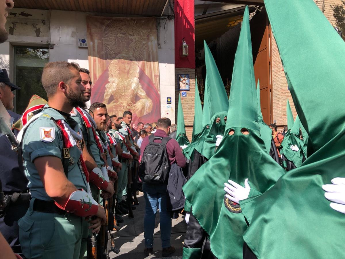 Desde la salida en San Juan de Letrán, la primera cofradía de la tarde del Viernes Santo ha hecho su desfile acompañada por los militares