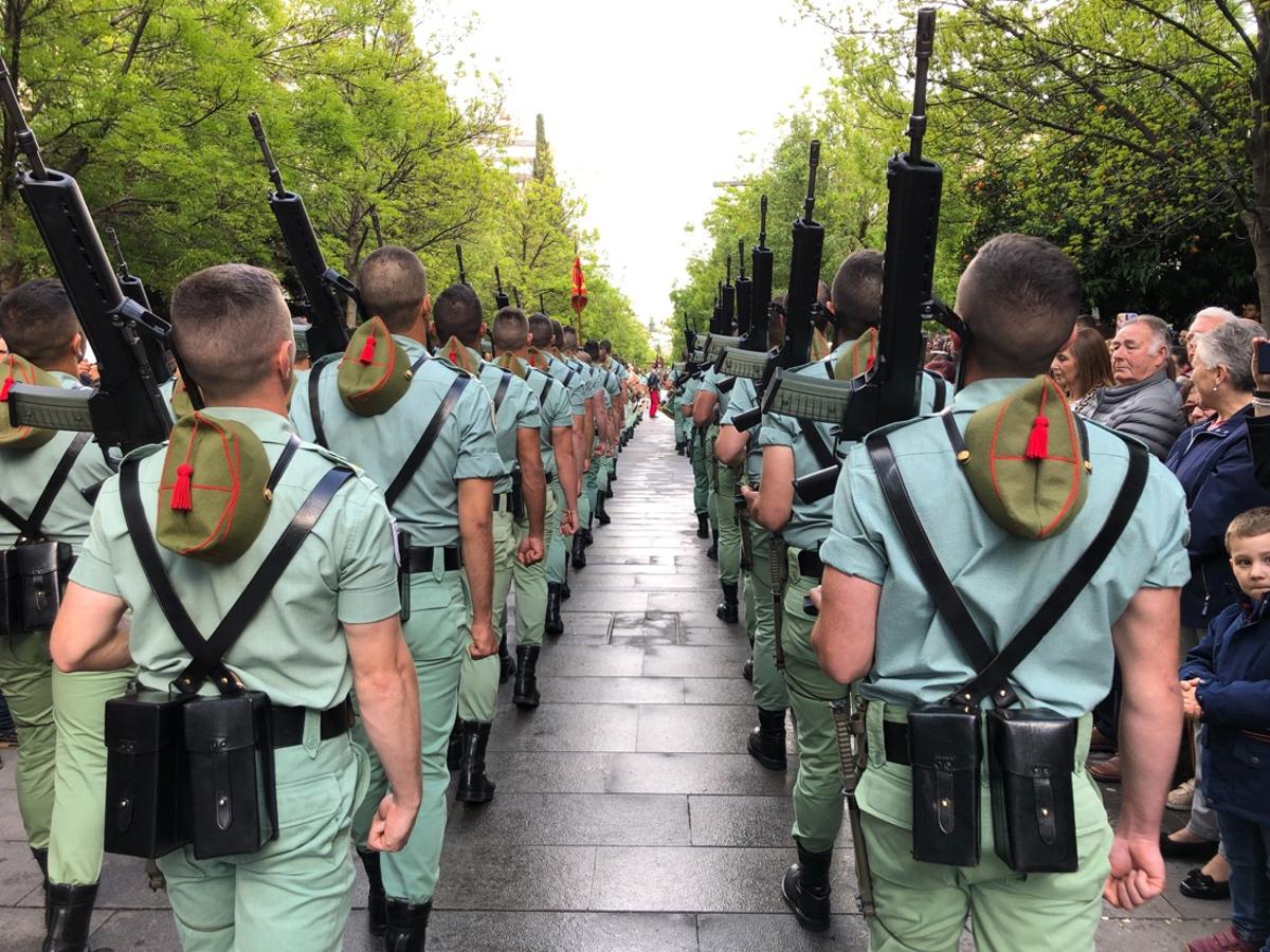 Desde la salida en San Juan de Letrán, la primera cofradía de la tarde del Viernes Santo ha hecho su desfile acompañada por los militares