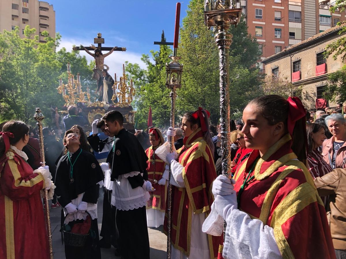 Desde la salida en San Juan de Letrán, la primera cofradía de la tarde del Viernes Santo ha hecho su desfile acompañada por los militares