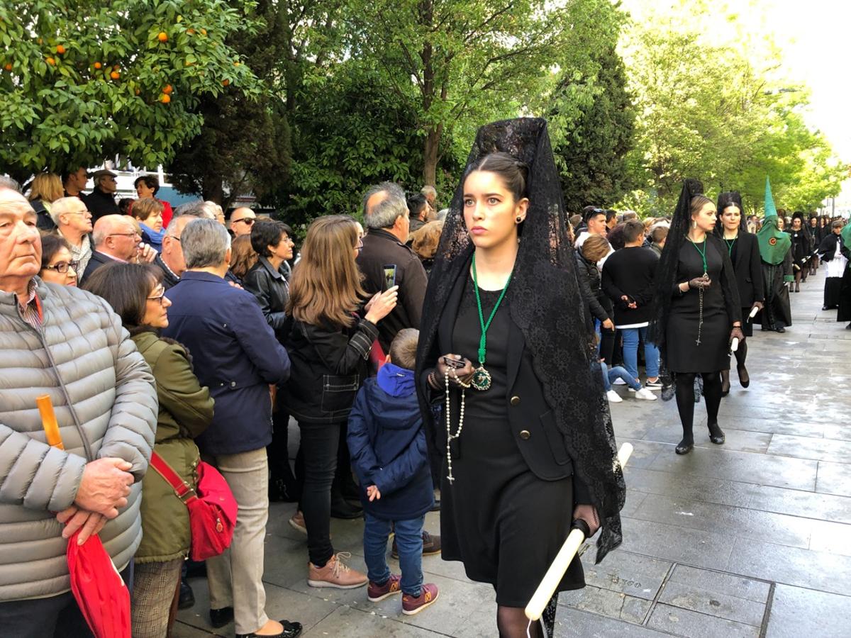 Desde la salida en San Juan de Letrán, la primera cofradía de la tarde del Viernes Santo ha hecho su desfile acompañada por los militares