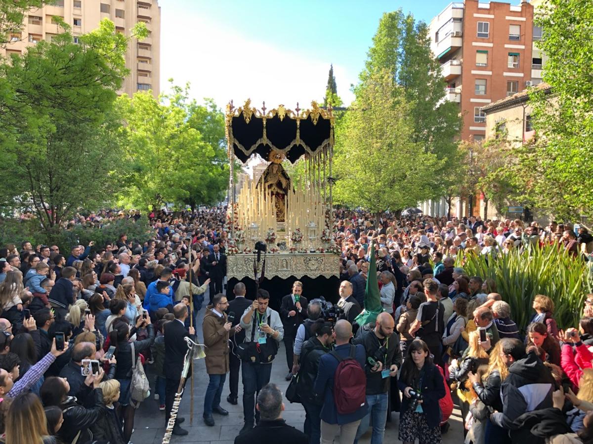 Desde la salida en San Juan de Letrán, la primera cofradía de la tarde del Viernes Santo ha hecho su desfile acompañada por los militares