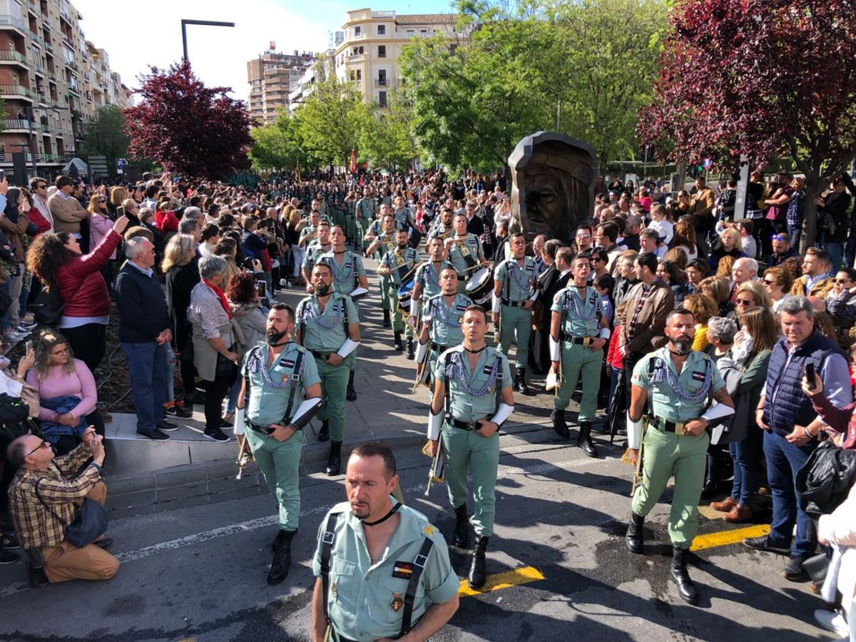 Desde la salida en San Juan de Letrán, la primera cofradía de la tarde del Viernes Santo ha hecho su desfile acompañada por los militares