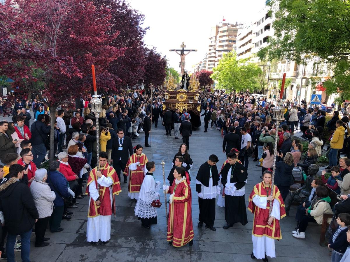 Desde la salida en San Juan de Letrán, la primera cofradía de la tarde del Viernes Santo ha hecho su desfile acompañada por los militares