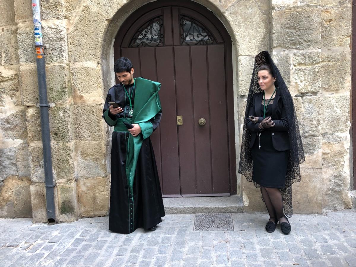 Desde la salida en San Juan de Letrán, la primera cofradía de la tarde del Viernes Santo ha hecho su desfile acompañada por los militares