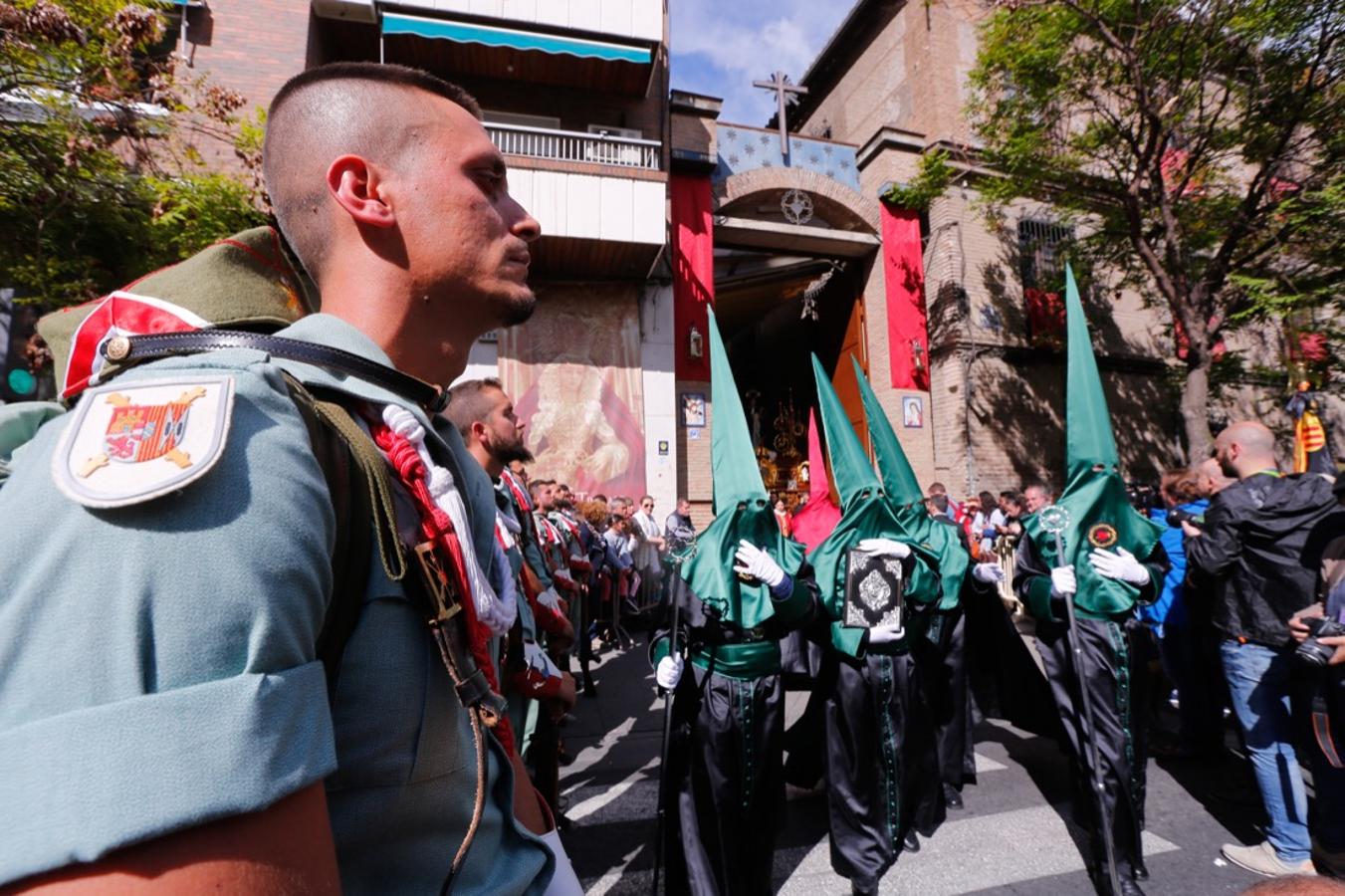 Desde la salida en San Juan de Letrán, la primera cofradía de la tarde del Viernes Santo ha hecho su desfile acompañada por los militares