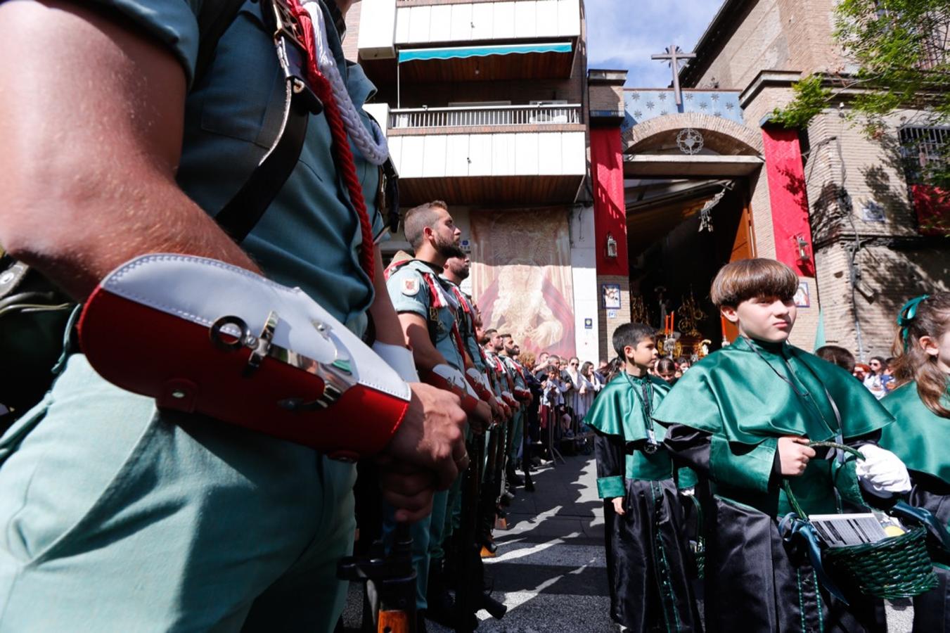 Desde la salida en San Juan de Letrán, la primera cofradía de la tarde del Viernes Santo ha hecho su desfile acompañada por los militares