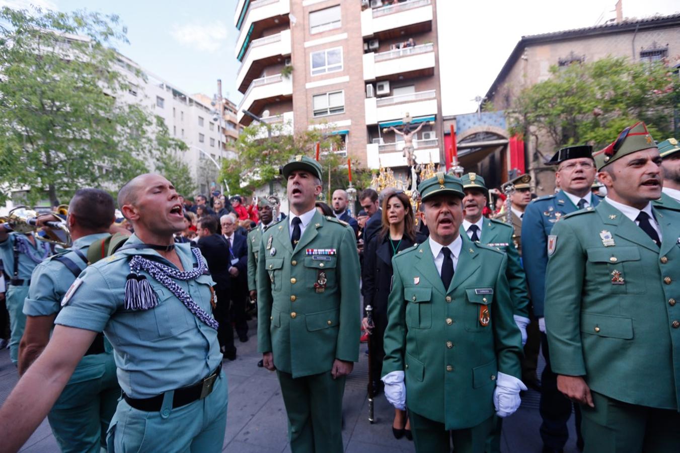 Desde la salida en San Juan de Letrán, la primera cofradía de la tarde del Viernes Santo ha hecho su desfile acompañada por los militares