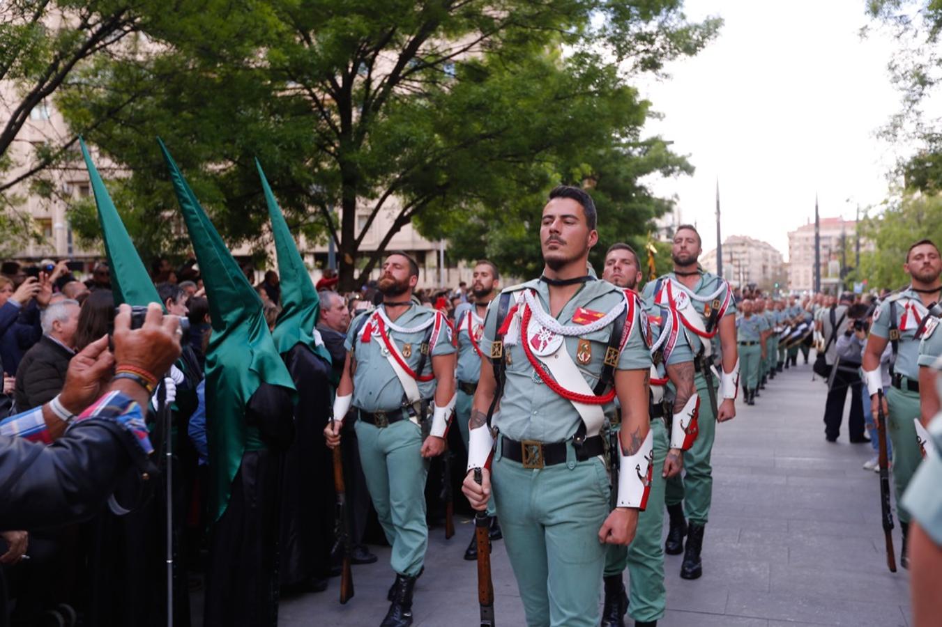 Desde la salida en San Juan de Letrán, la primera cofradía de la tarde del Viernes Santo ha hecho su desfile acompañada por los militares