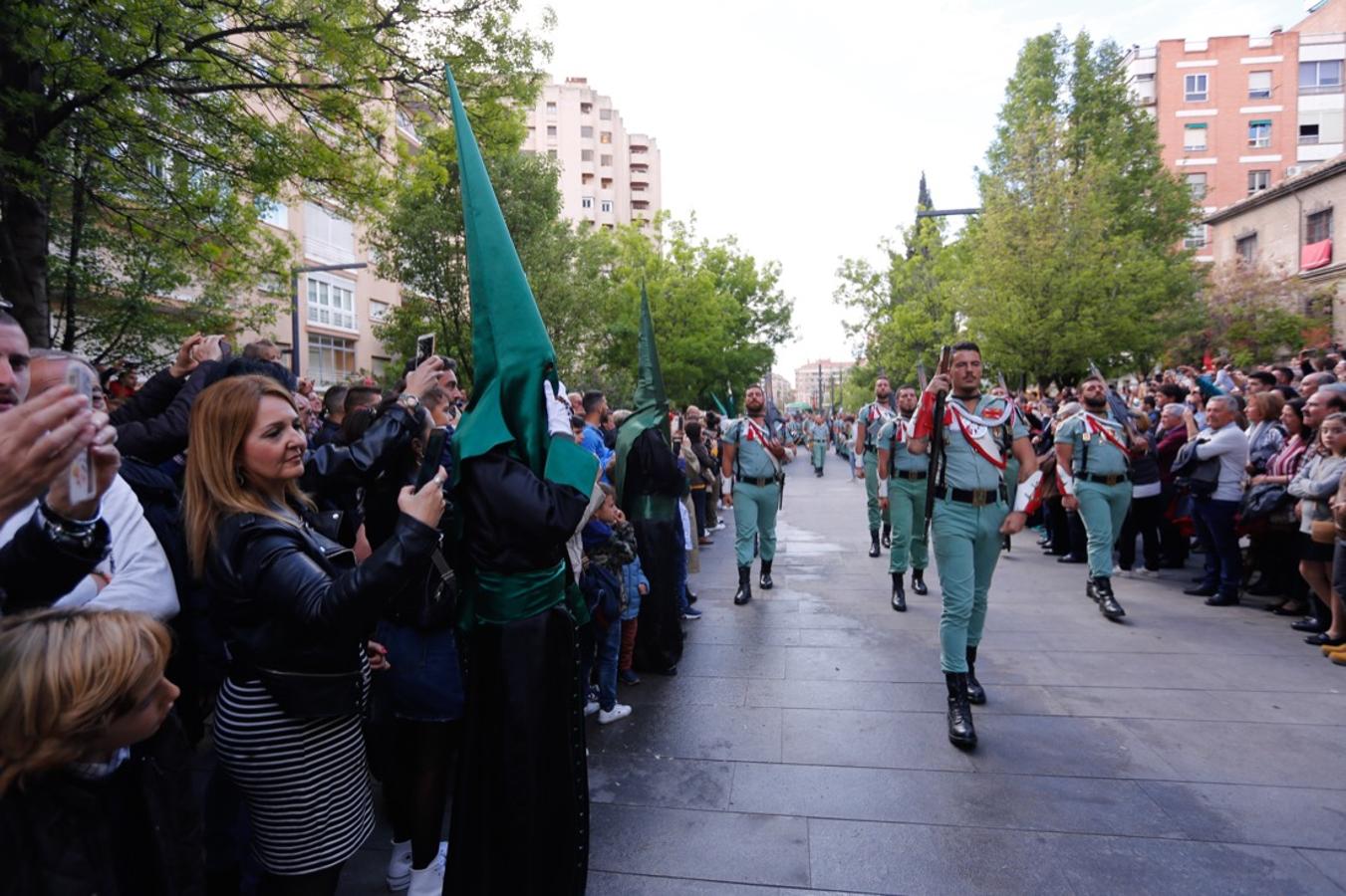 Desde la salida en San Juan de Letrán, la primera cofradía de la tarde del Viernes Santo ha hecho su desfile acompañada por los militares