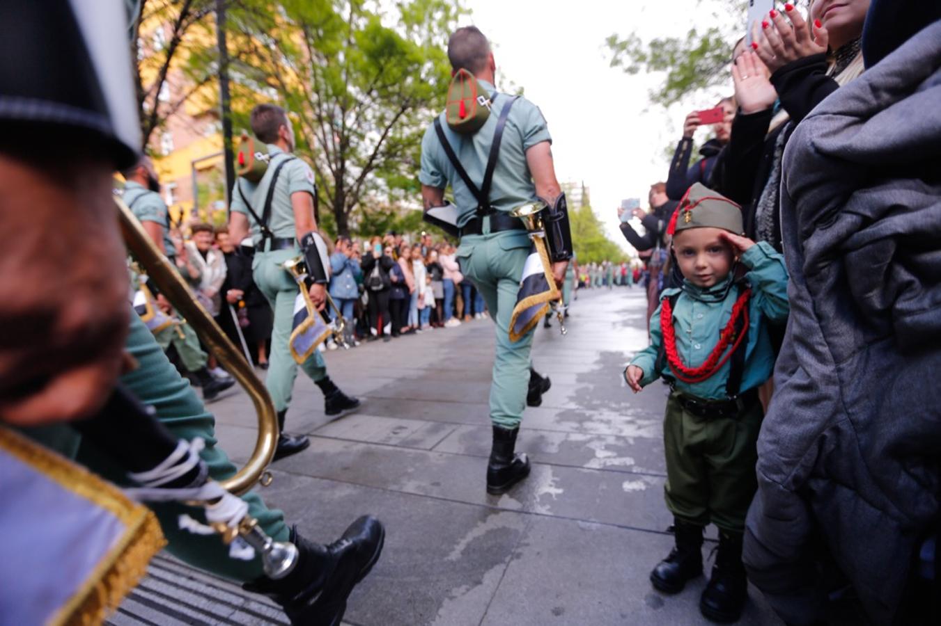 Desde la salida en San Juan de Letrán, la primera cofradía de la tarde del Viernes Santo ha hecho su desfile acompañada por los militares