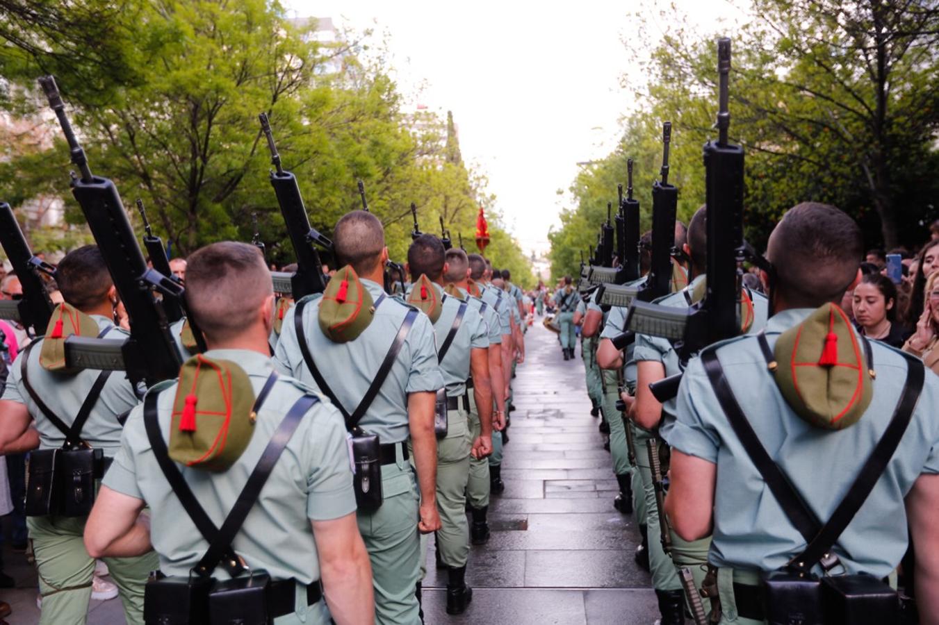 Desde la salida en San Juan de Letrán, la primera cofradía de la tarde del Viernes Santo ha hecho su desfile acompañada por los militares