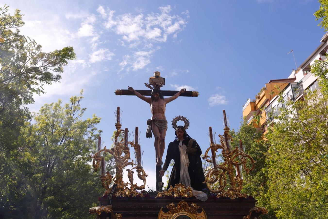 Desde la salida en San Juan de Letrán, la primera cofradía de la tarde del Viernes Santo ha hecho su desfile acompañada por los militares