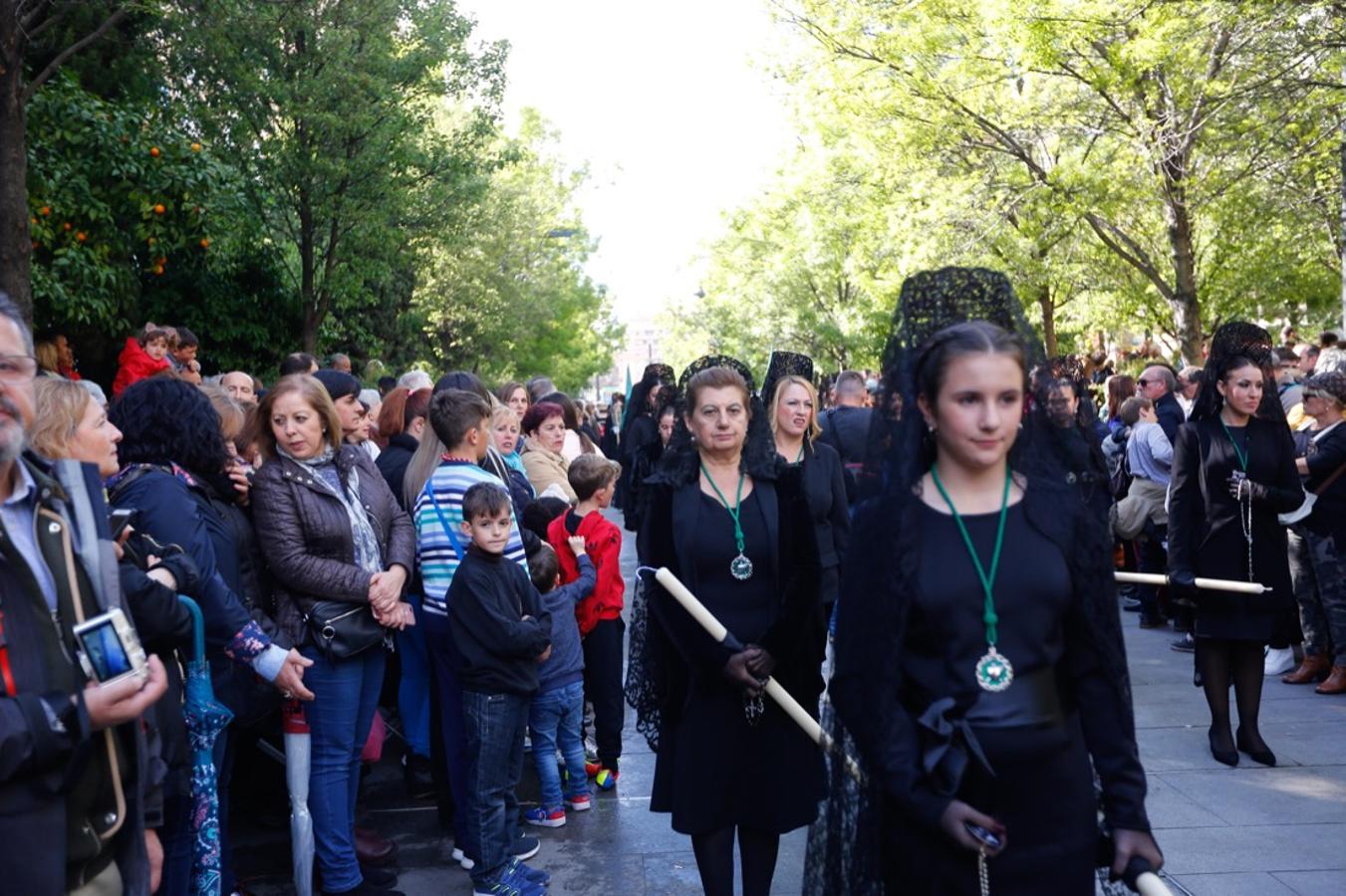 Desde la salida en San Juan de Letrán, la primera cofradía de la tarde del Viernes Santo ha hecho su desfile acompañada por los militares