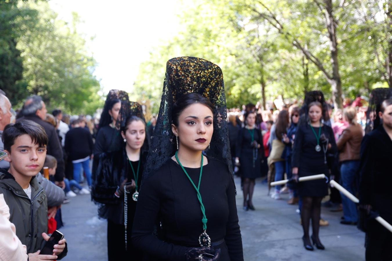 Desde la salida en San Juan de Letrán, la primera cofradía de la tarde del Viernes Santo ha hecho su desfile acompañada por los militares