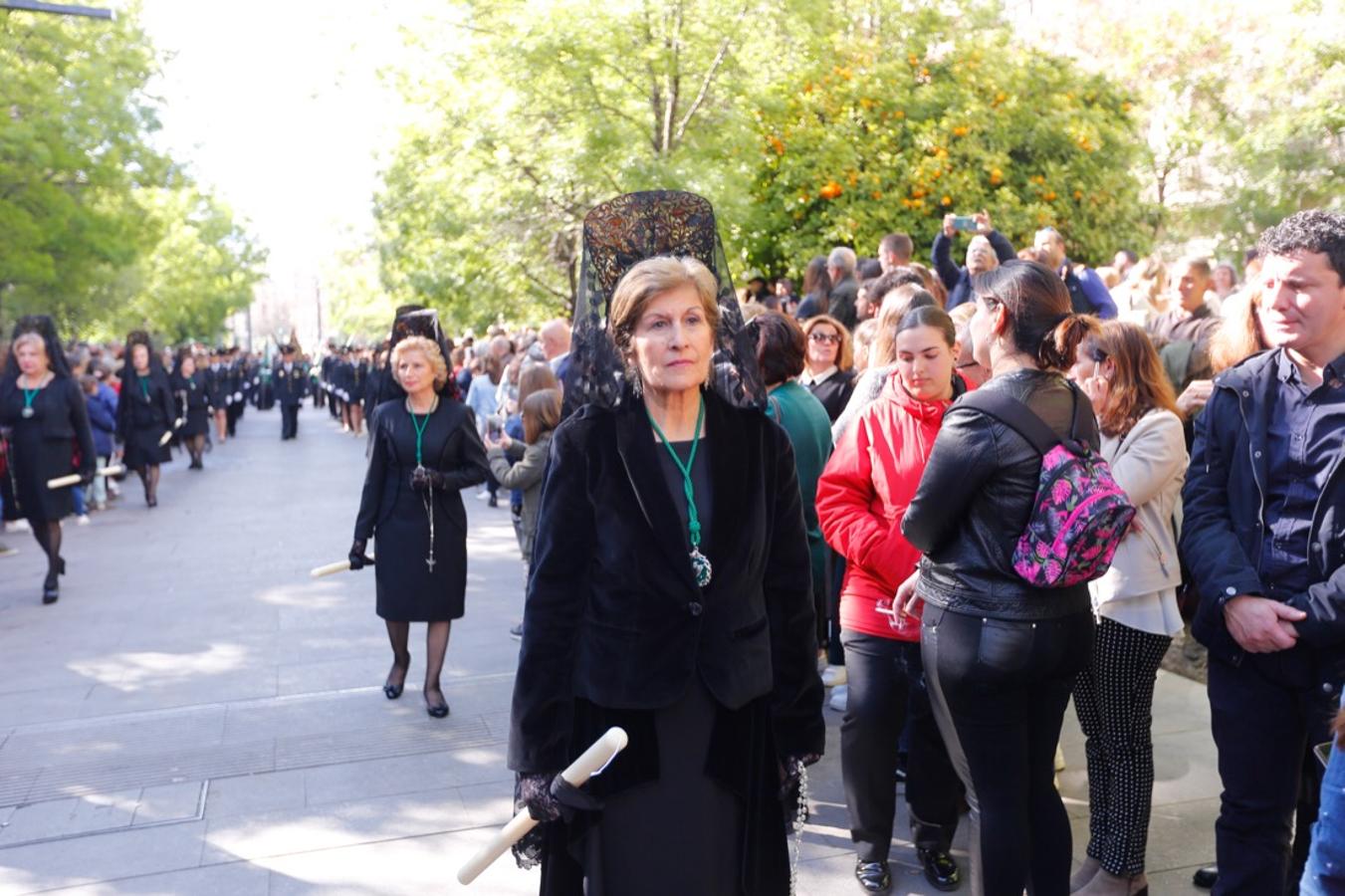 Desde la salida en San Juan de Letrán, la primera cofradía de la tarde del Viernes Santo ha hecho su desfile acompañada por los militares