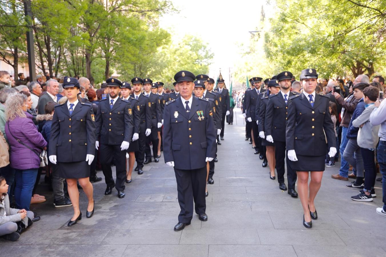 Desde la salida en San Juan de Letrán, la primera cofradía de la tarde del Viernes Santo ha hecho su desfile acompañada por los militares