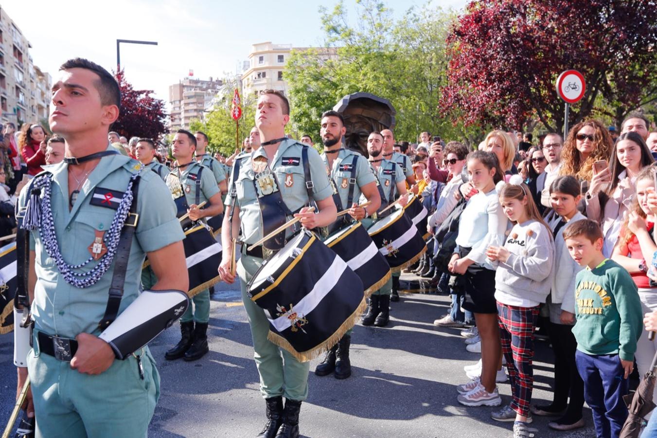 Desde la salida en San Juan de Letrán, la primera cofradía de la tarde del Viernes Santo ha hecho su desfile acompañada por los militares