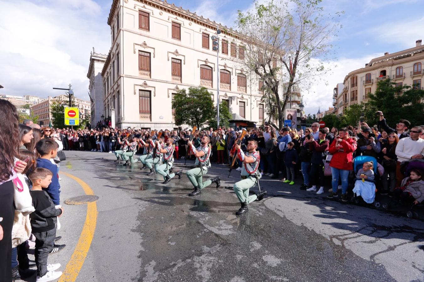 Desde la salida en San Juan de Letrán, la primera cofradía de la tarde del Viernes Santo ha hecho su desfile acompañada por los militares