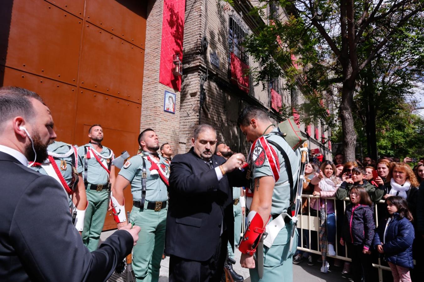 Desde la salida en San Juan de Letrán, la primera cofradía de la tarde del Viernes Santo ha hecho su desfile acompañada por los militares