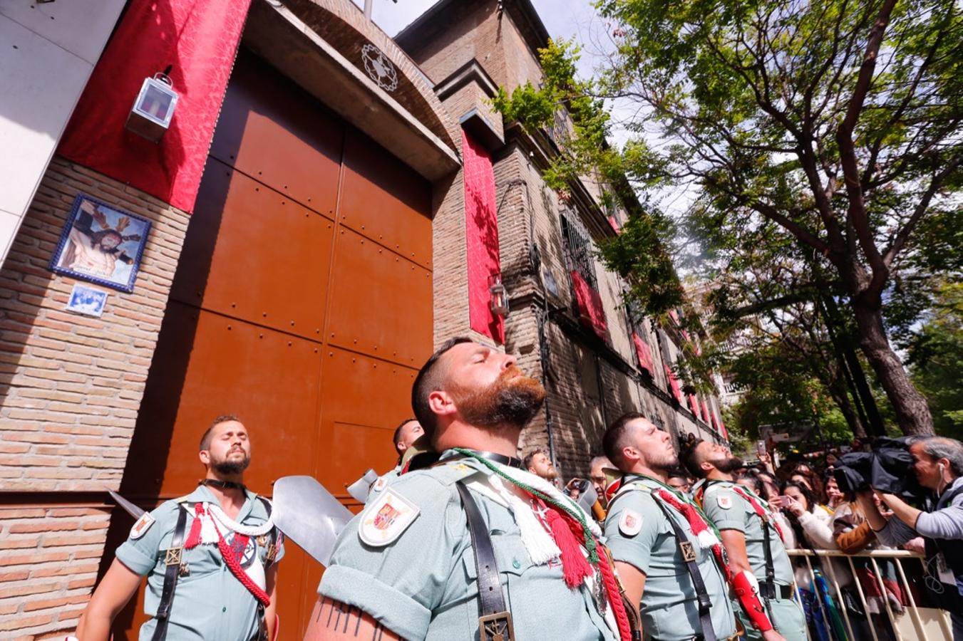 Desde la salida en San Juan de Letrán, la primera cofradía de la tarde del Viernes Santo ha hecho su desfile acompañada por los militares