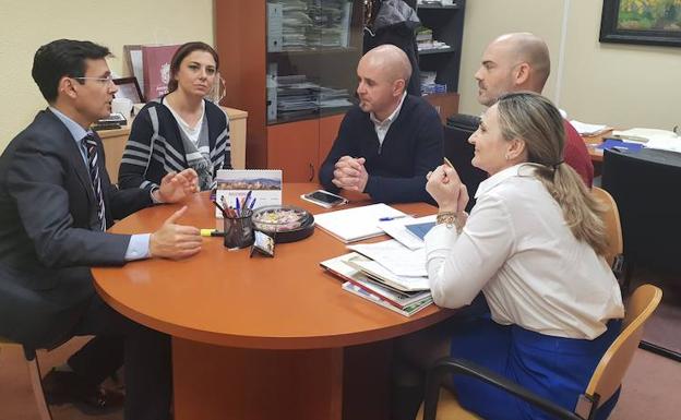 Cuenca, Ruz y técnicos del Ayuntamiento junto al representante de KLM.