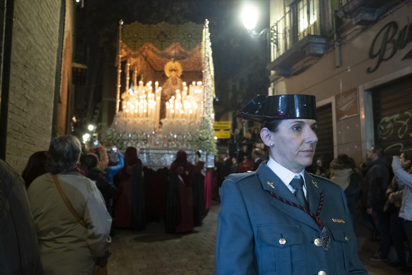 El extenso cortejo de la cofradía y la multitud de fieles que salen a recibir a los pasos han sido hoy protagonistas