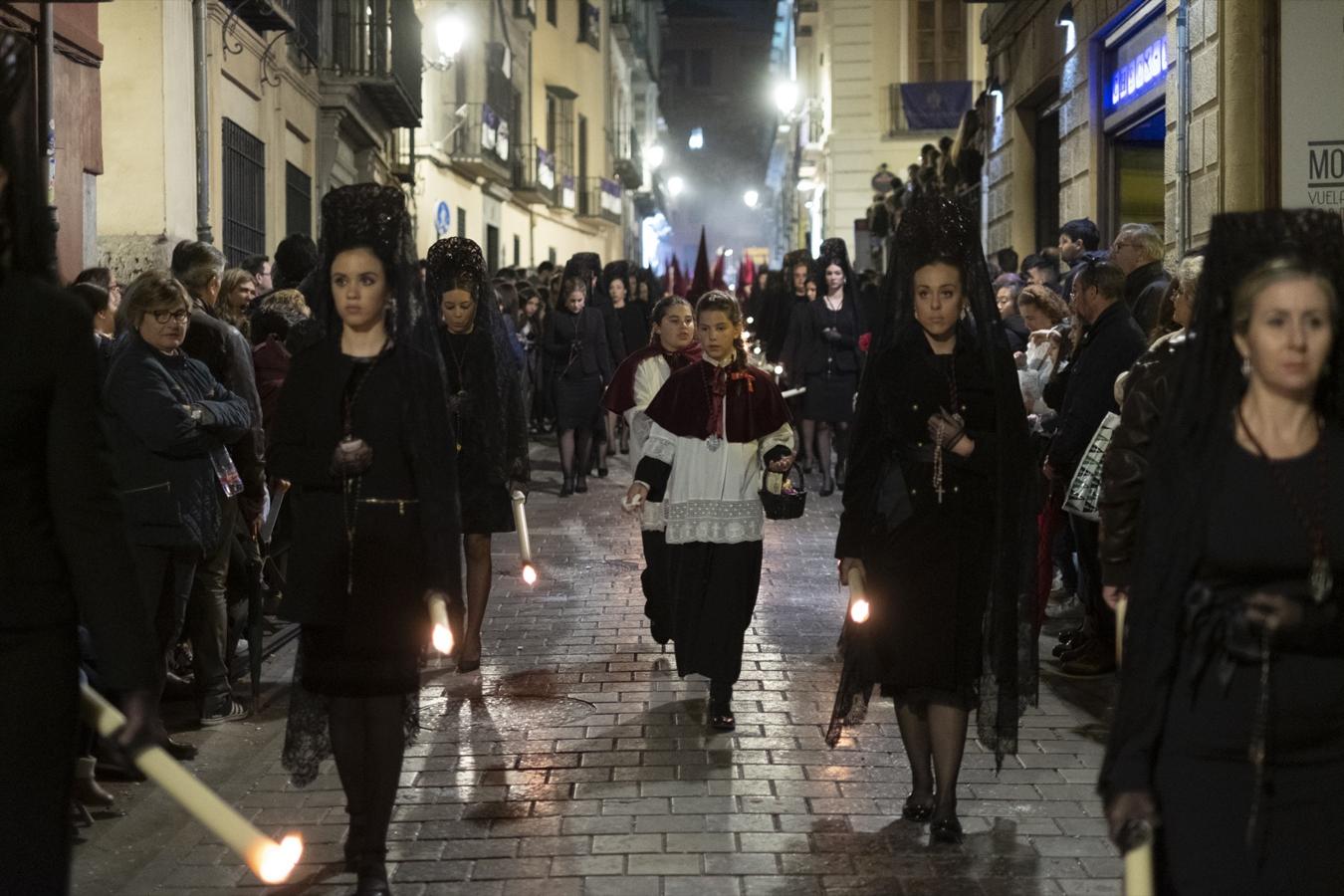 El extenso cortejo de la cofradía y la multitud de fieles que salen a recibir a los pasos han sido hoy protagonistas