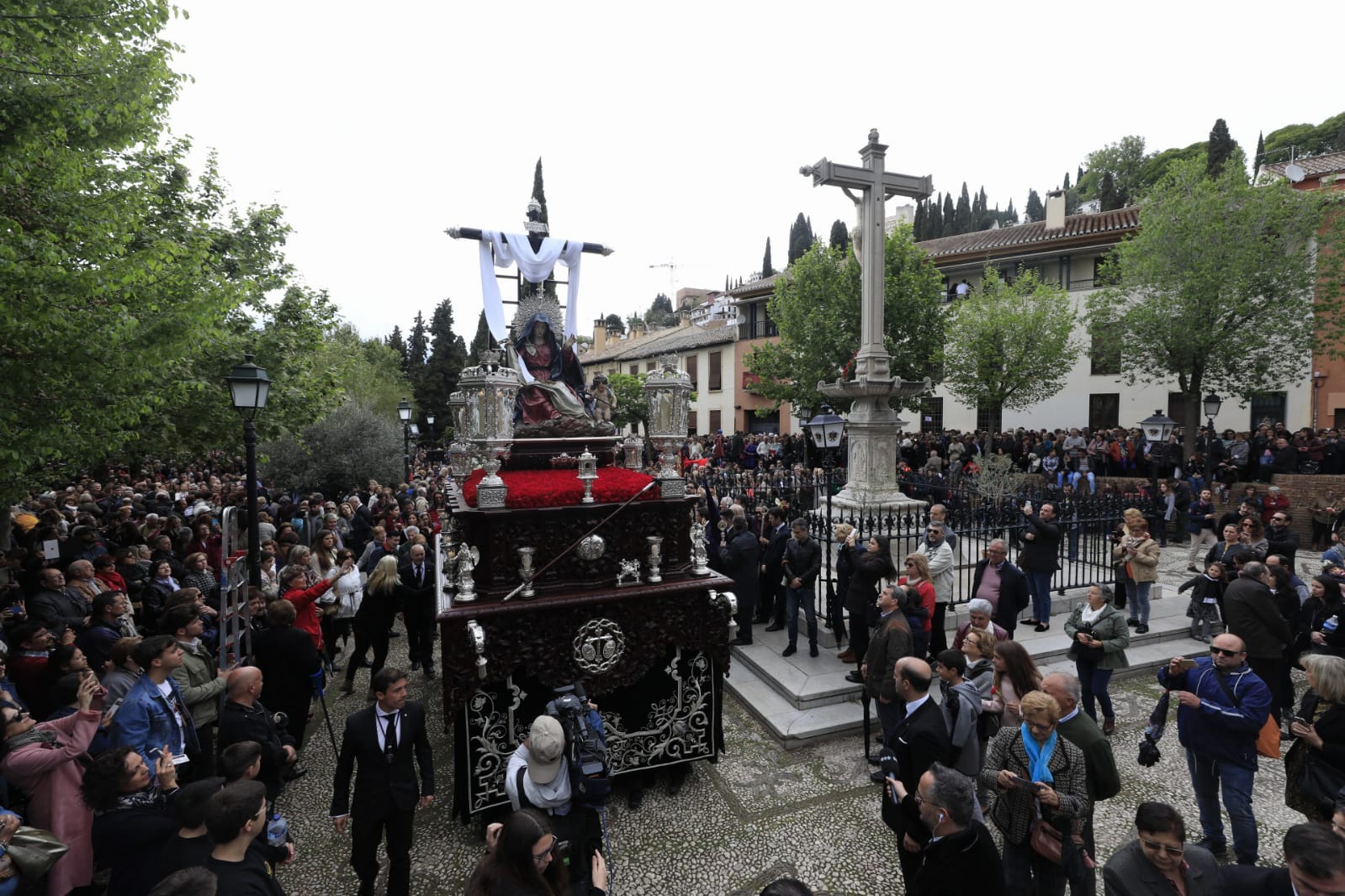 Granada acude a la cita en el Campo del Príncipe con la Virgen de la Soledad