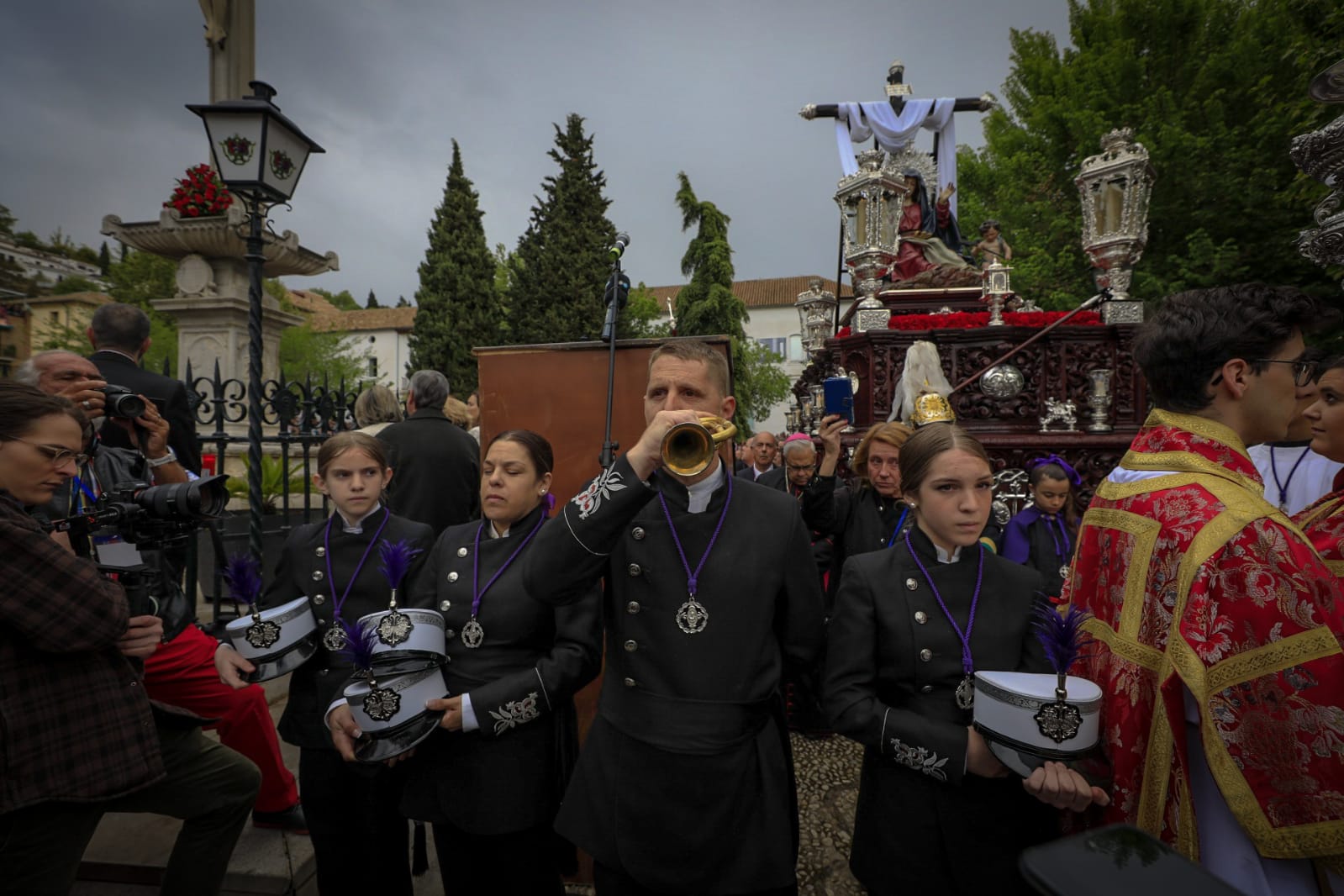 Granada acude a la cita en el Campo del Príncipe con la Virgen de la Soledad