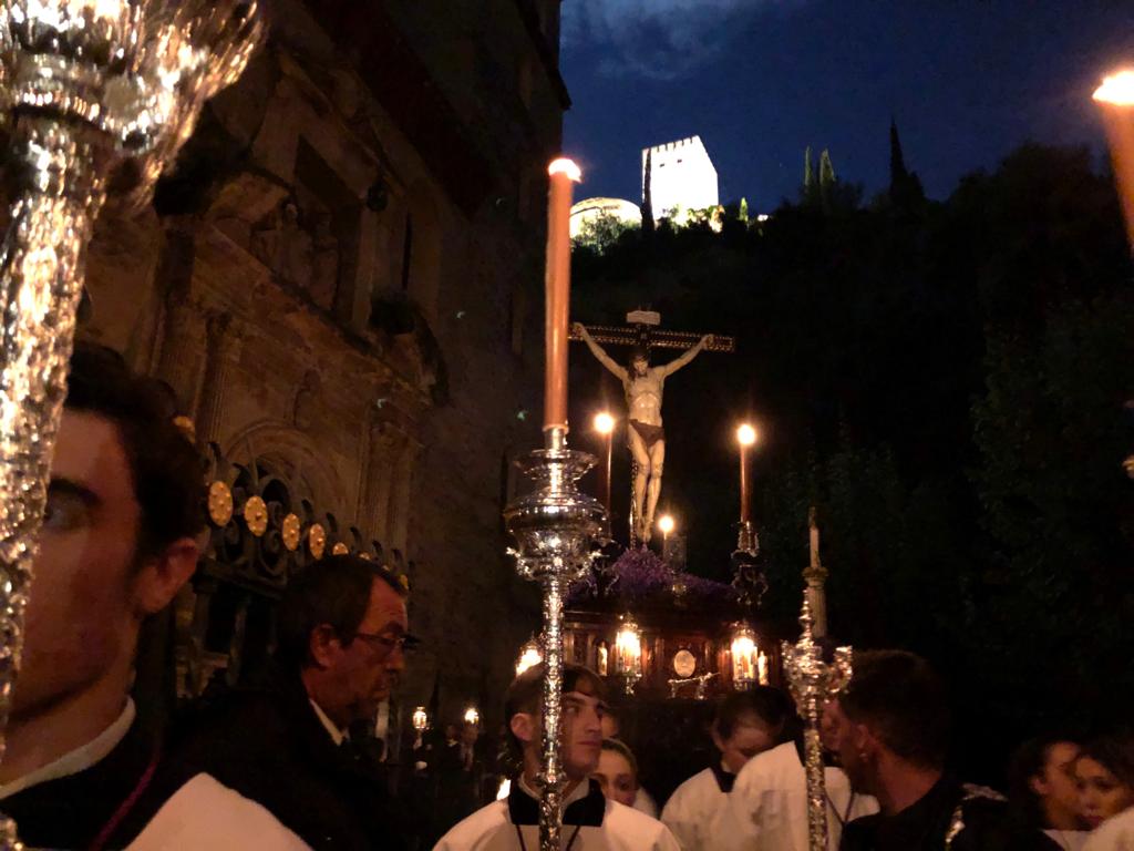 El Silencio procesionó por las calles de Granada. 