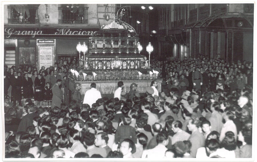 Pasa junto al Salón Nacional