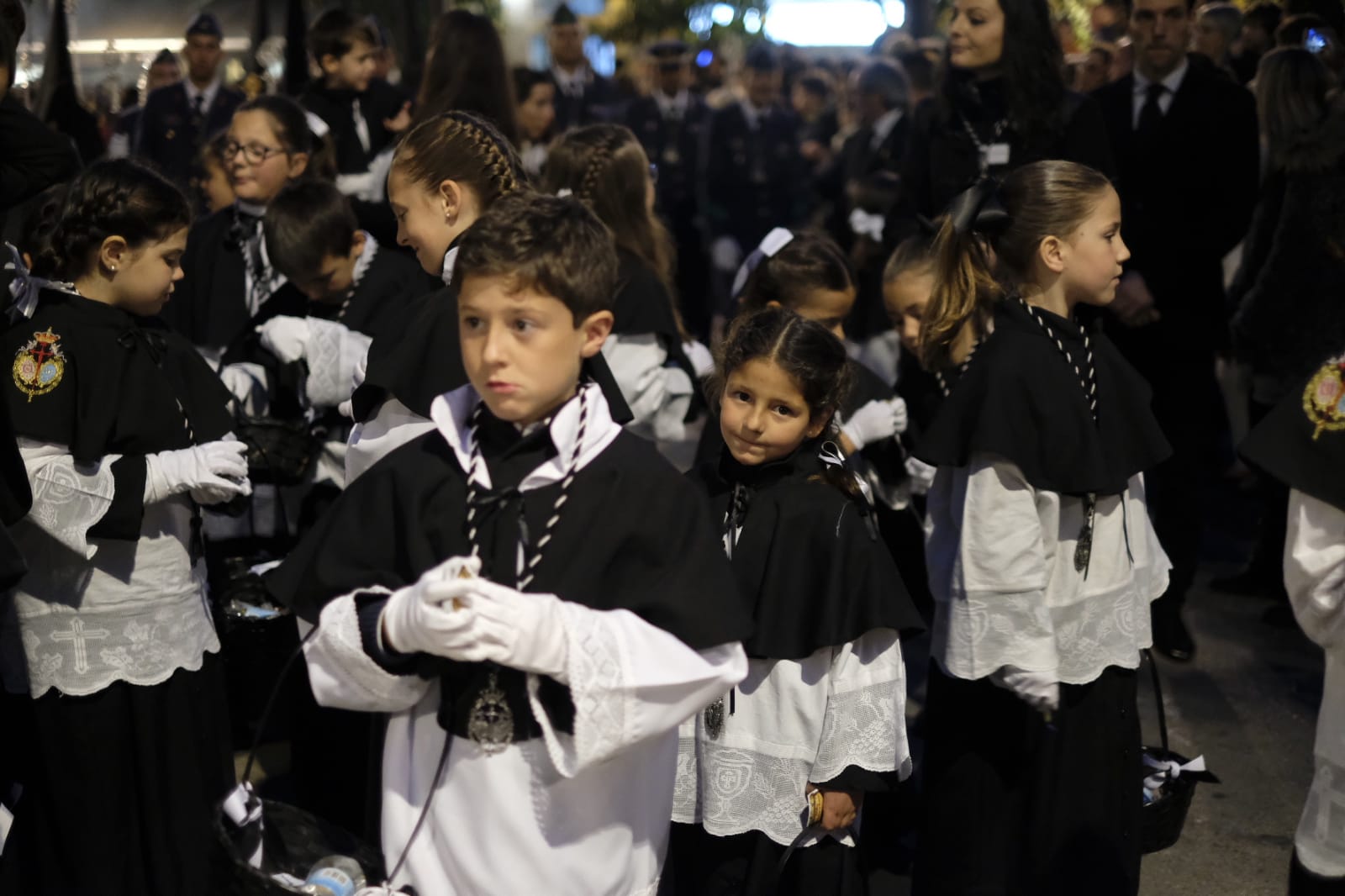 Calles llenas para ver a los Escolapios