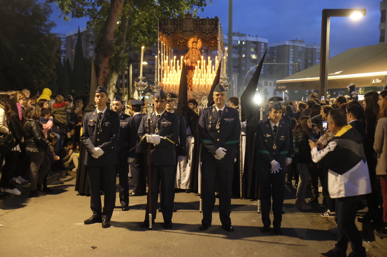 Calles llenas para ver a los Escolapios