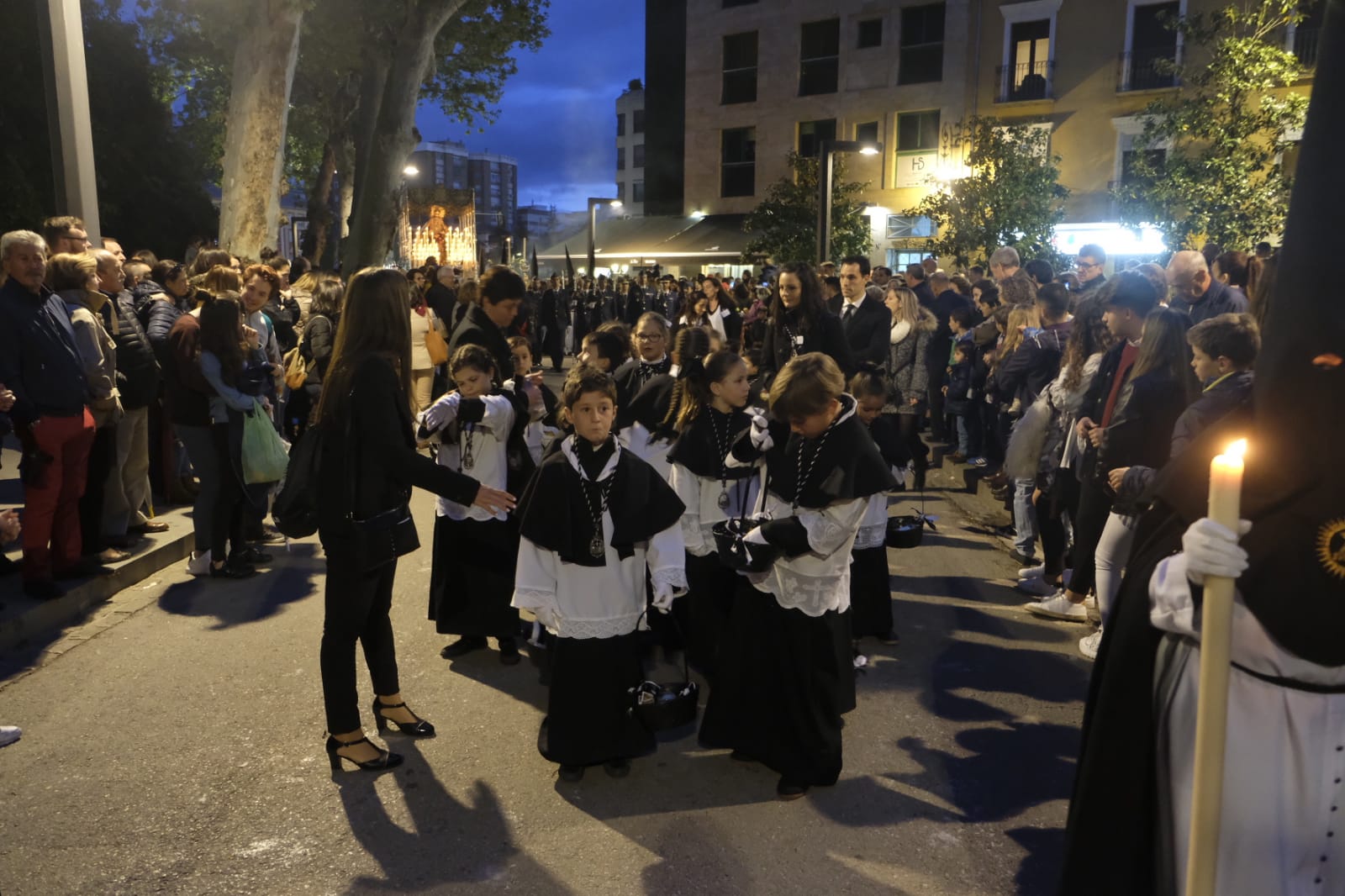 Calles llenas para ver a los Escolapios