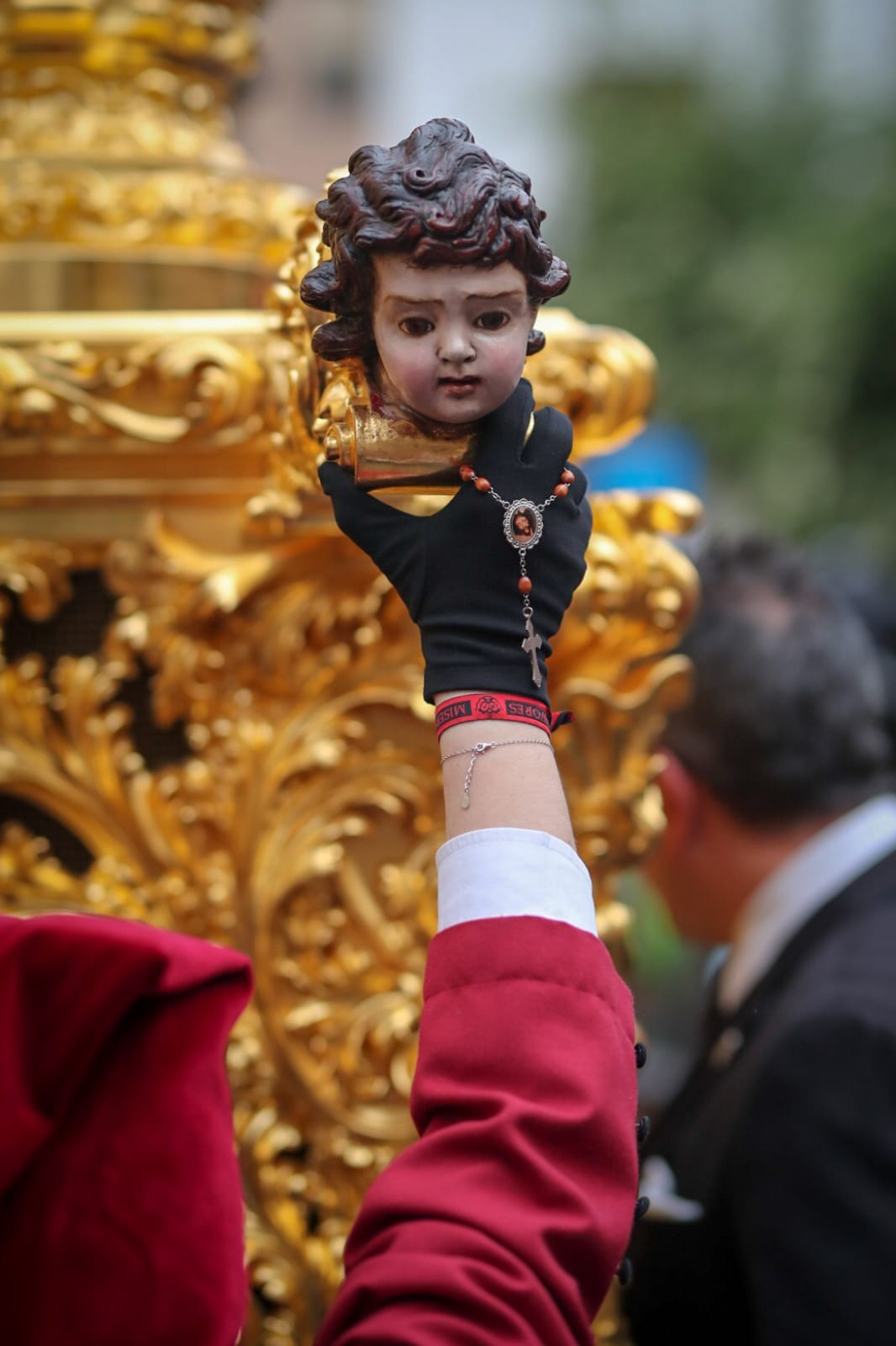 El Cristo de los Favores, rodeado de fieles en su camino