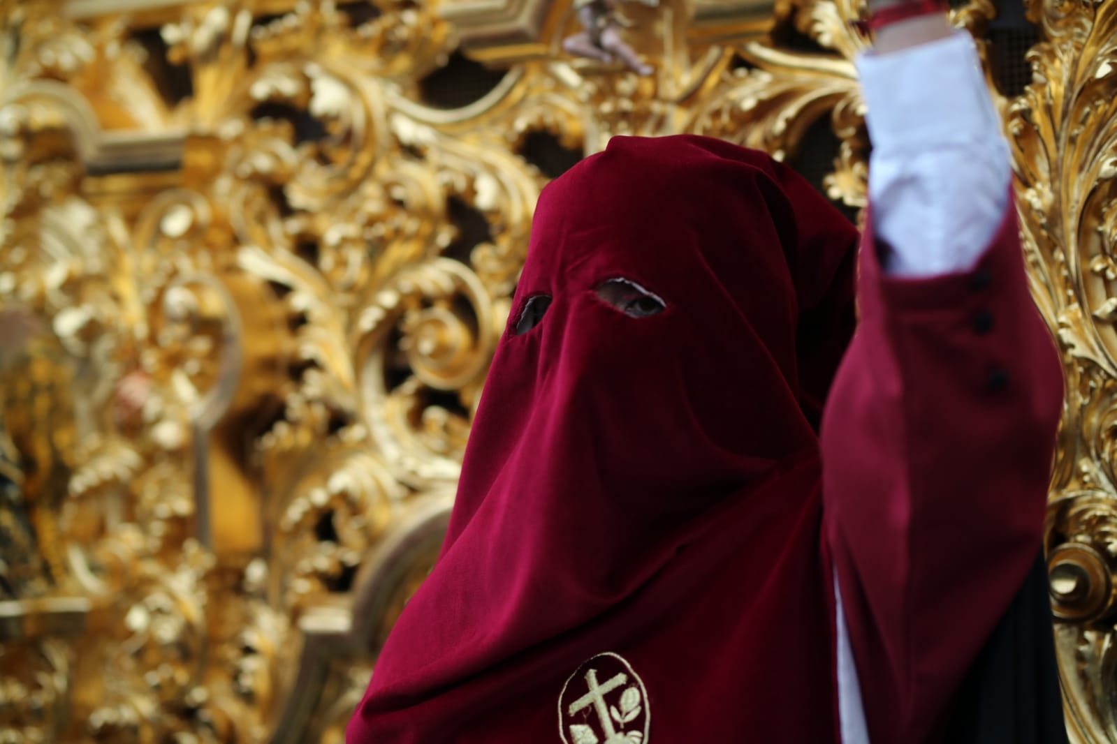 El Cristo de los Favores, rodeado de fieles en su camino