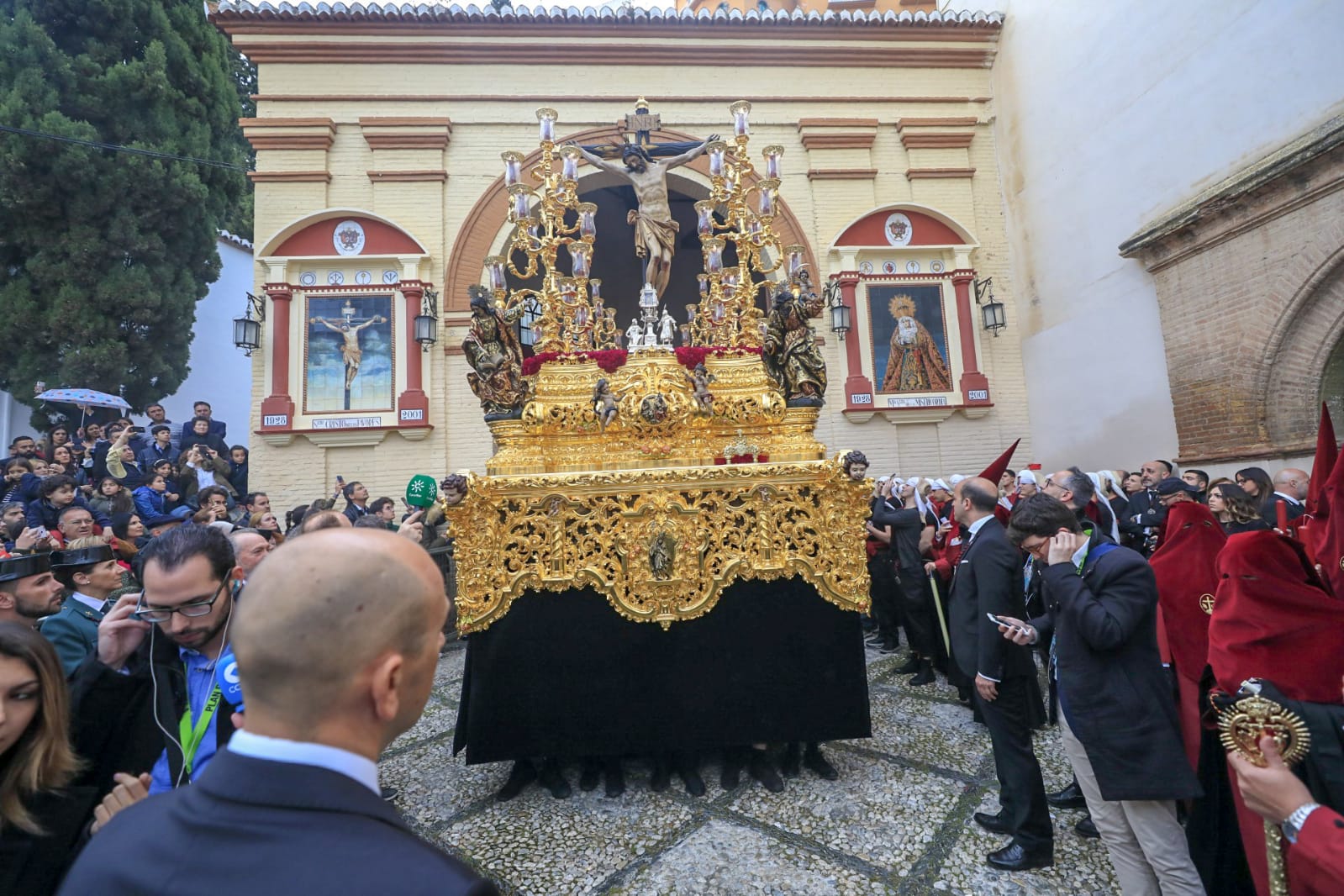 El extenso cortejo de la cofradía y la multitud de fieles que salen a recibir a los pasos han sido hoy protagonistas