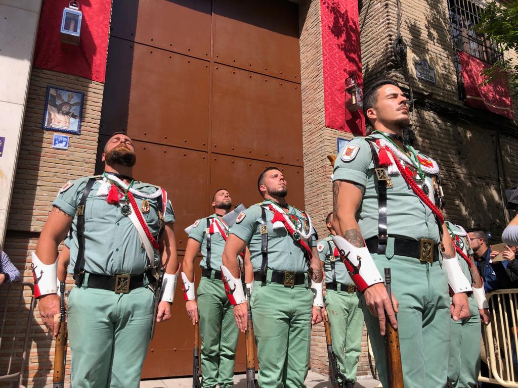 Desde la salida en San Juan de Letrán, la primera cofradía de la tarde del Viernes Santo ha hecho su desfile acompañada por los militares