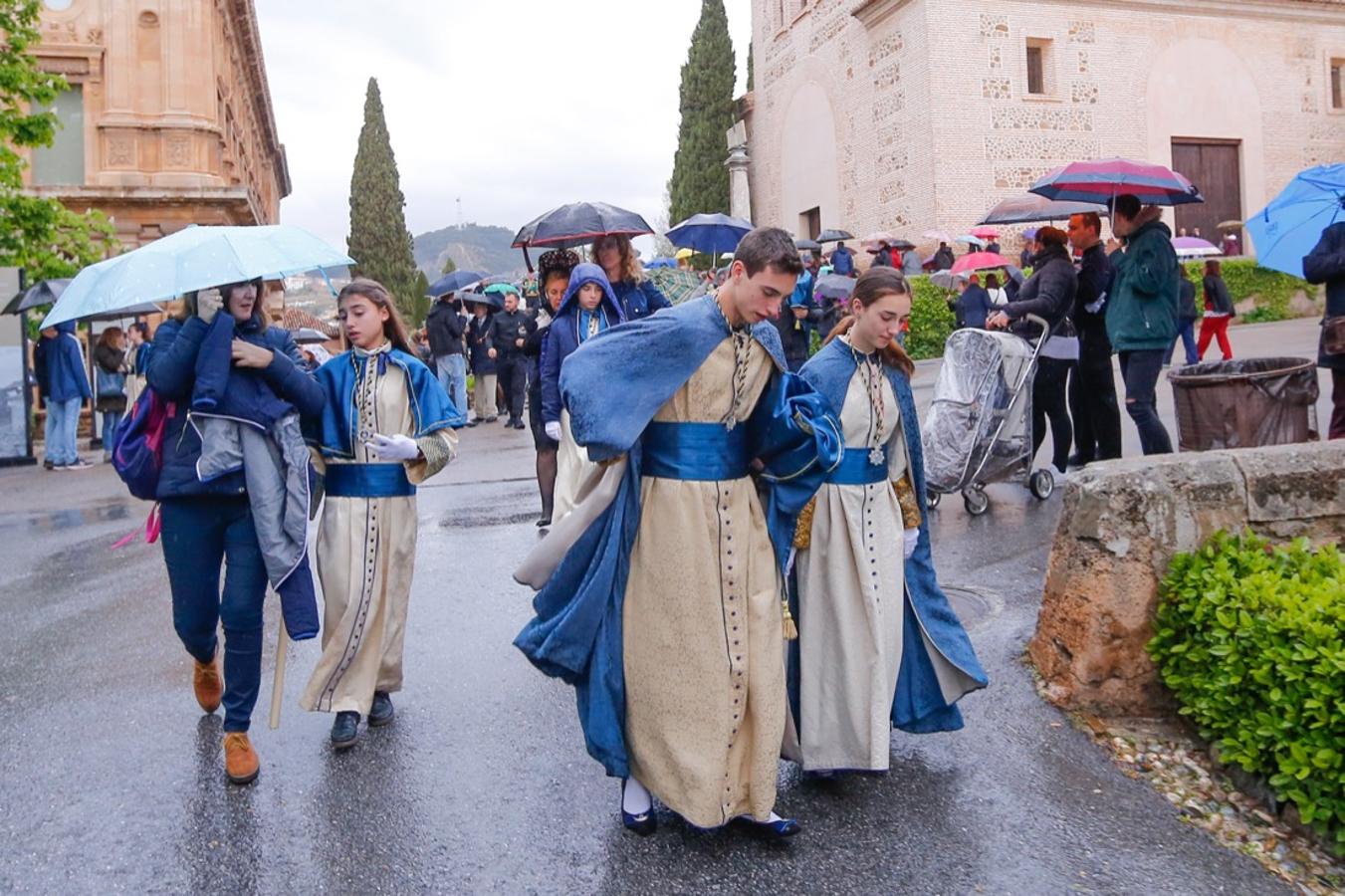 La lluvia finalmente ha hecho acto de aparición en la capital y ha provocado que la Alhambra suspenda su procesión