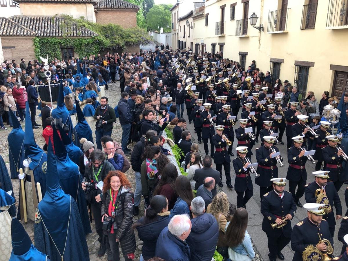 La lluvia finalmente ha hecho acto de aparición en la capital y ha provocado que la Alhambra suspenda su procesión