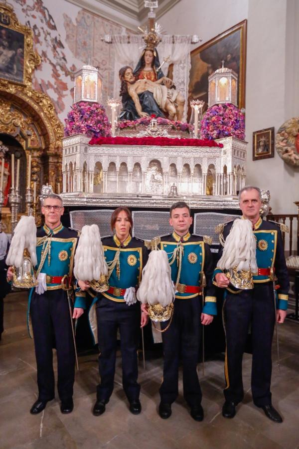 La lluvia finalmente ha hecho acto de aparición en la capital y ha provocado que la Alhambra suspenda su procesión