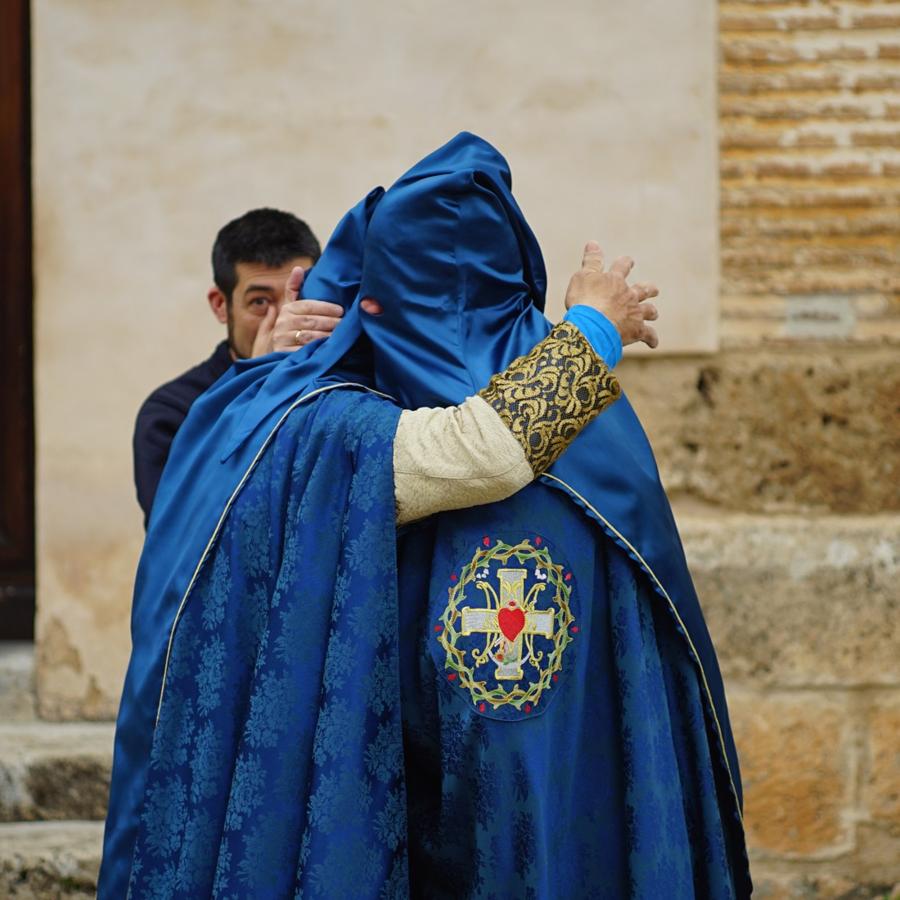 La lluvia finalmente ha hecho acto de aparición en la capital y ha provocado que la Alhambra suspenda su procesión