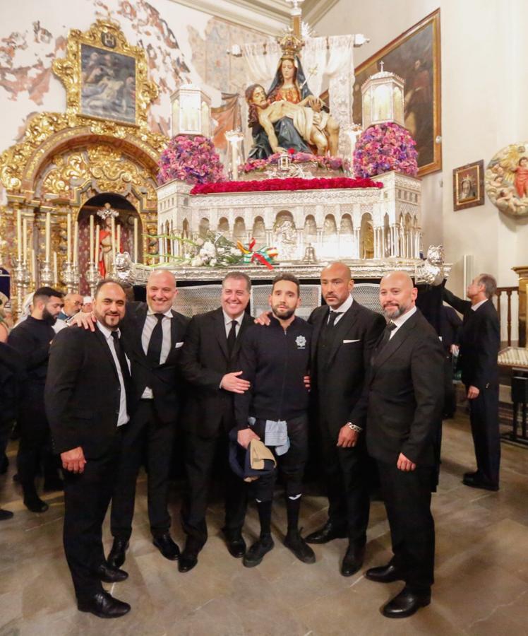 La lluvia finalmente ha hecho acto de aparición en la capital y ha provocado que la Alhambra suspenda su procesión