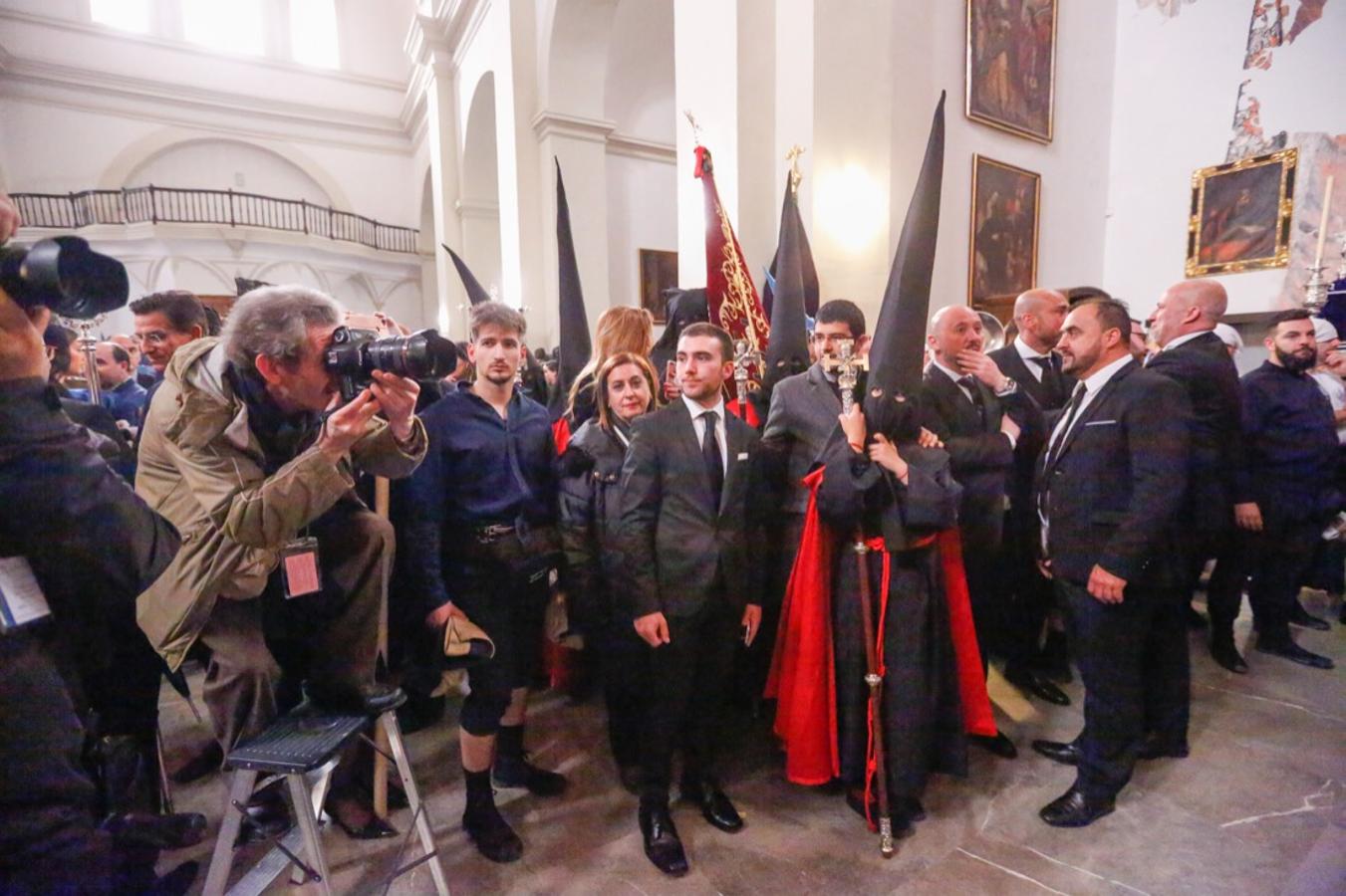 La lluvia finalmente ha hecho acto de aparición en la capital y ha provocado que la Alhambra suspenda su procesión