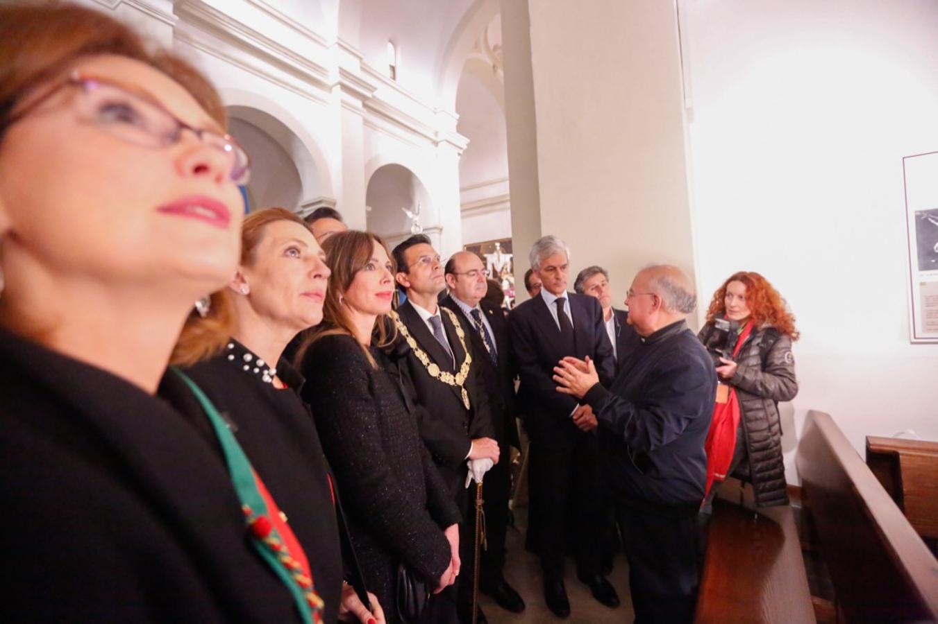 La lluvia finalmente ha hecho acto de aparición en la capital y ha provocado que la Alhambra suspenda su procesión