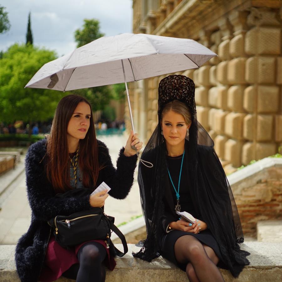 La lluvia finalmente ha hecho acto de aparición en la capital y ha provocado que la Alhambra suspenda su procesión