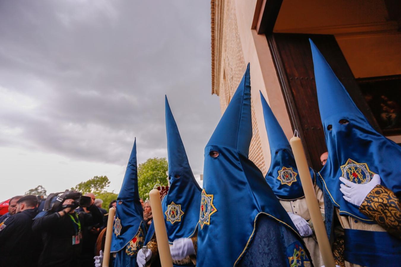 La lluvia finalmente ha hecho acto de aparición en la capital y ha provocado que la Alhambra suspenda su procesión