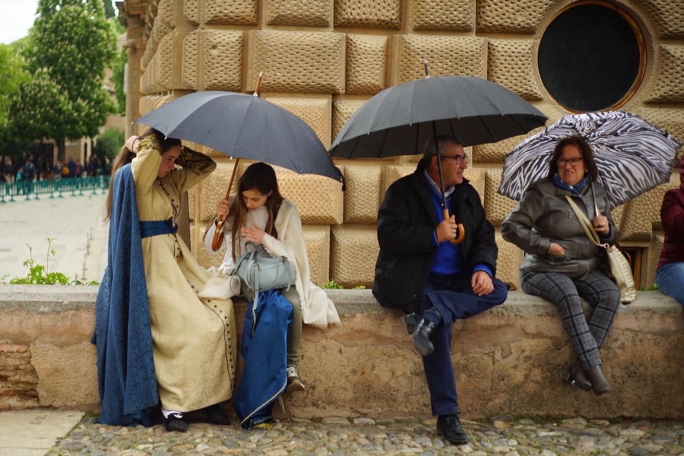 La lluvia finalmente ha hecho acto de aparición en la capital y ha provocado que la Alhambra suspenda su procesión