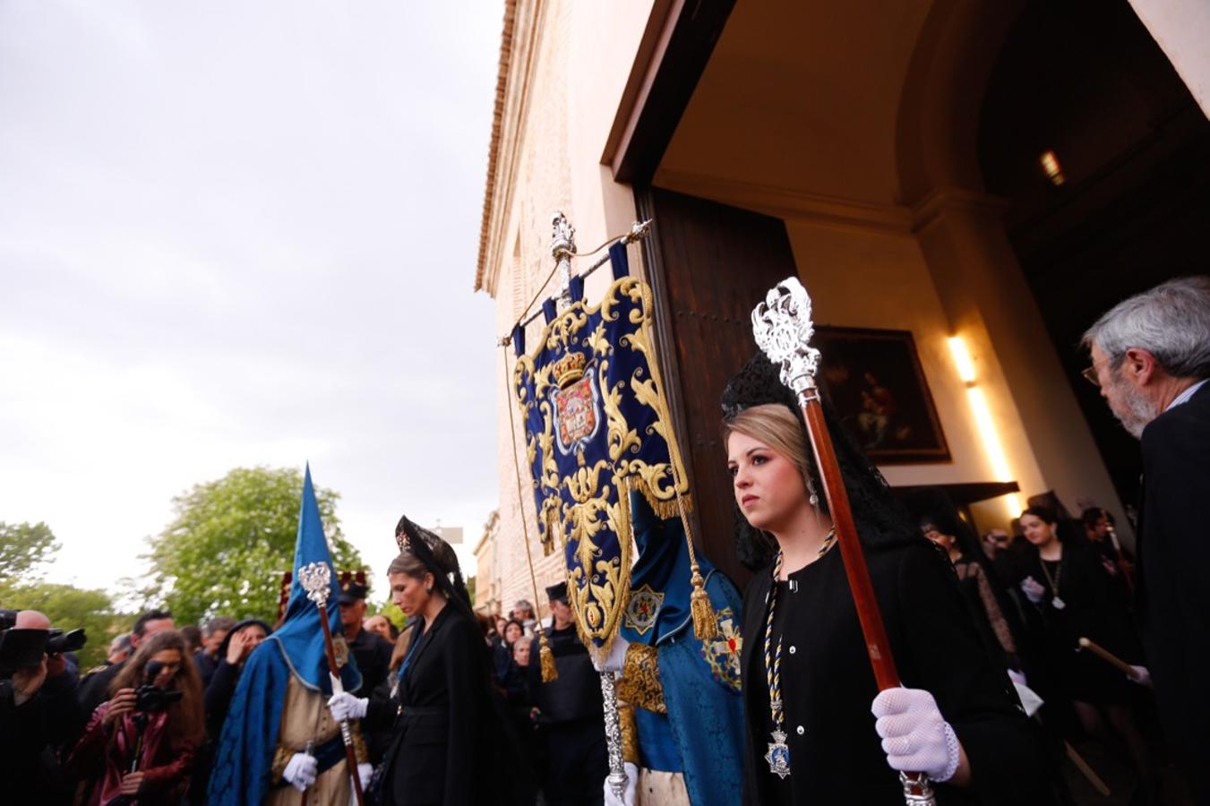 La lluvia finalmente ha hecho acto de aparición en la capital y ha provocado que la Alhambra suspenda su procesión